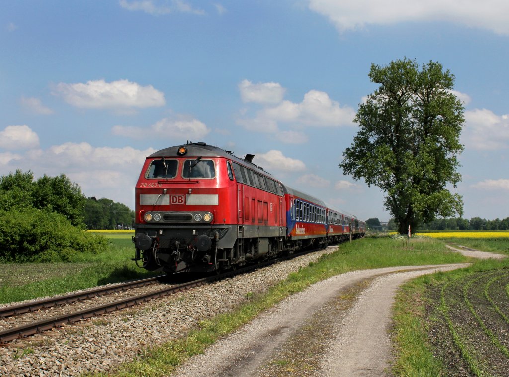 Die 218 463 mit dem Pilgerzug von Alttting nach Marktredwitz am 18.05.2013 unterwegs bei Alttting.