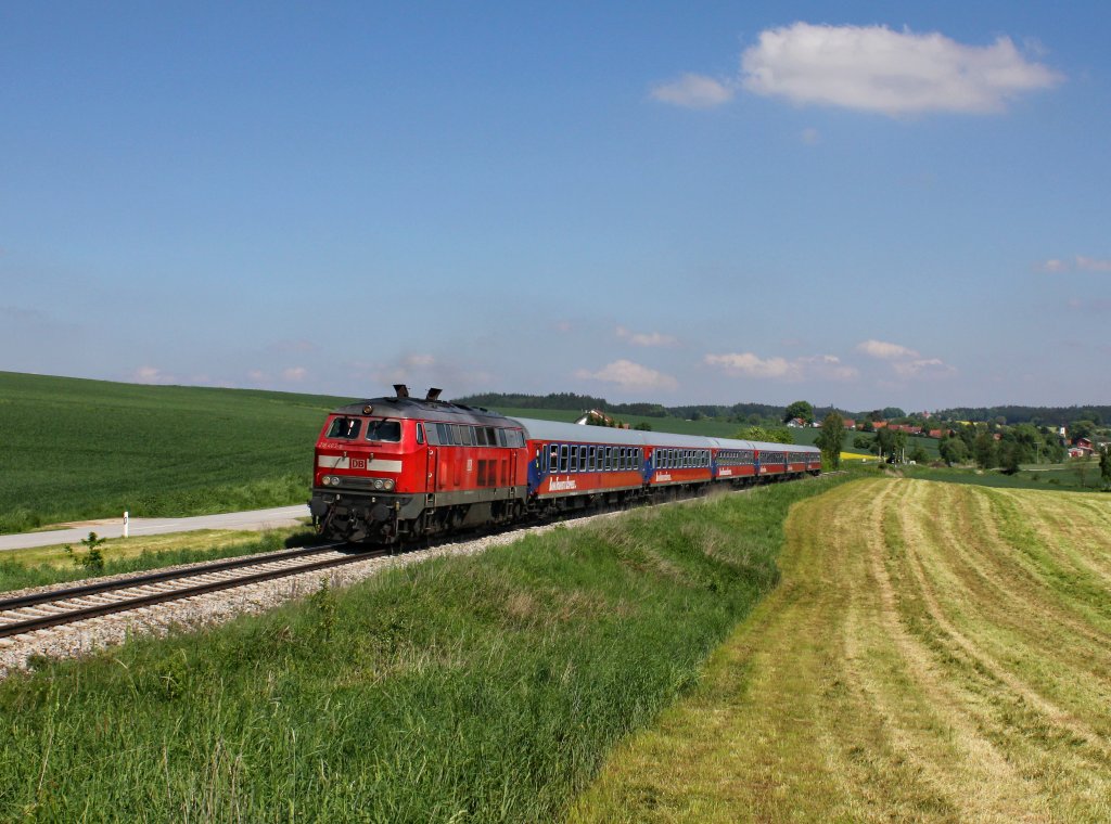 Die 218 463 mit dem Pilgerzug von Alttting nach Marktredwitz am 18.05.2013 unterwegs bei Egglkofen.
