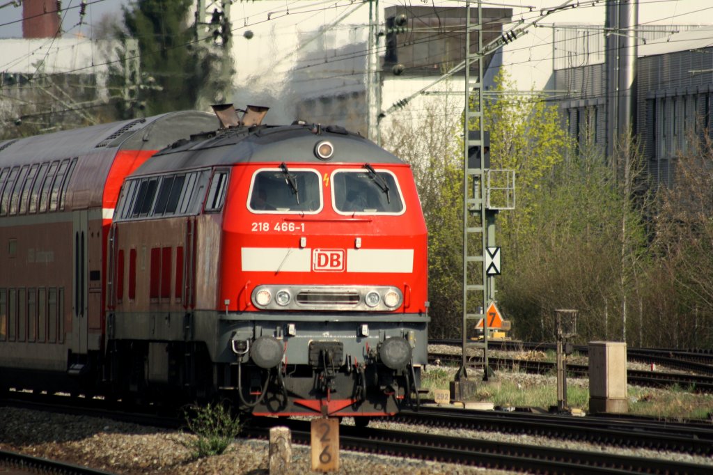 Die 218 466-1 hing am 05.04.2011 am RE nach Mhldorf. Fotostandort Mnchen - Heimeranplatz am 05.04.2011