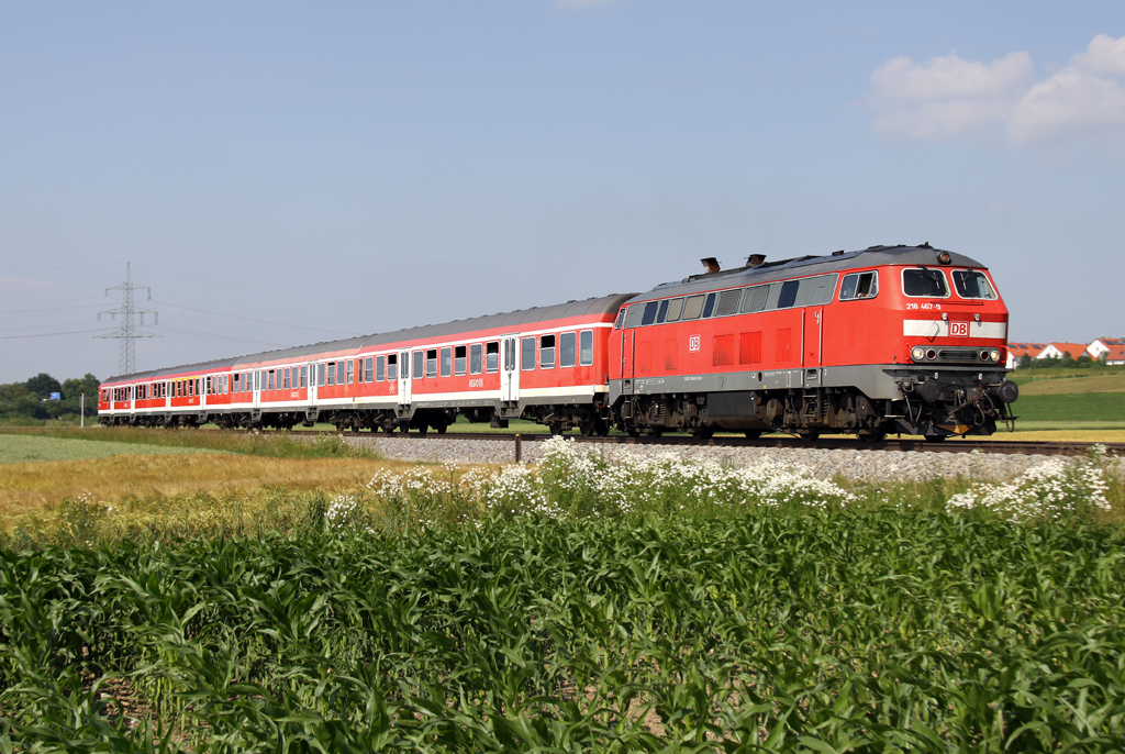 Die 218 467-0 rennt als RE von Mnchen nach Kempten hinter Buchloe am 07.07.2013