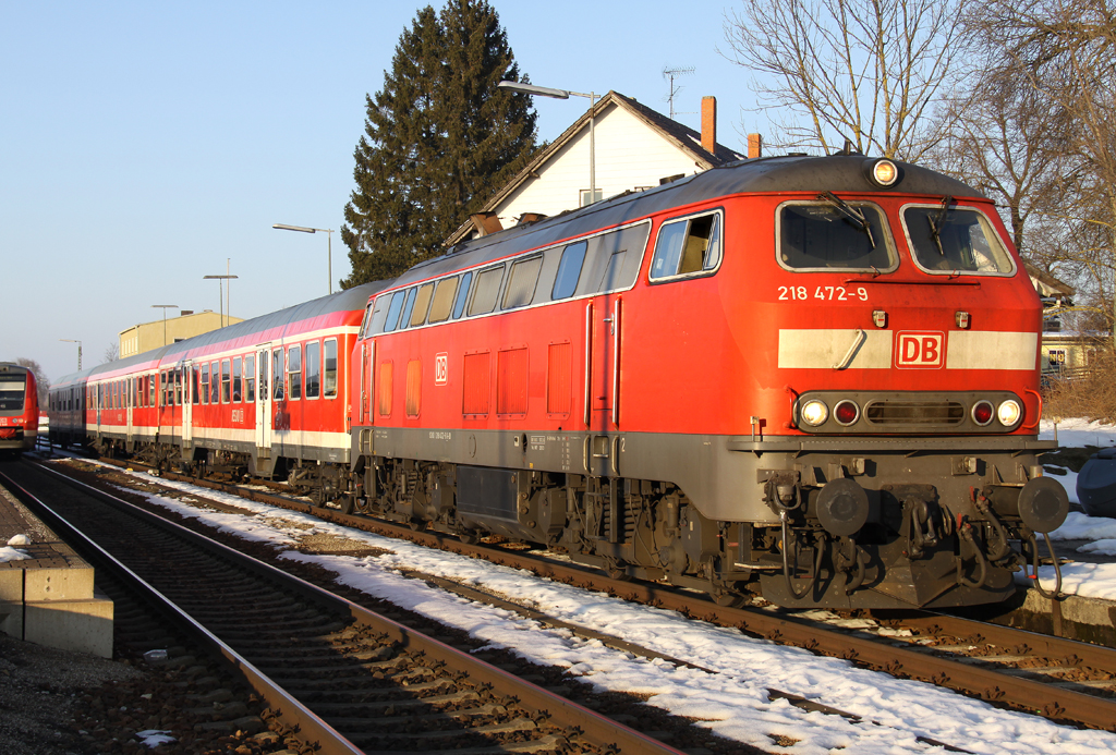 Die 218 472-9 mit einer kurzen RB im letzten Licht in Buchloe am 04.03.2013