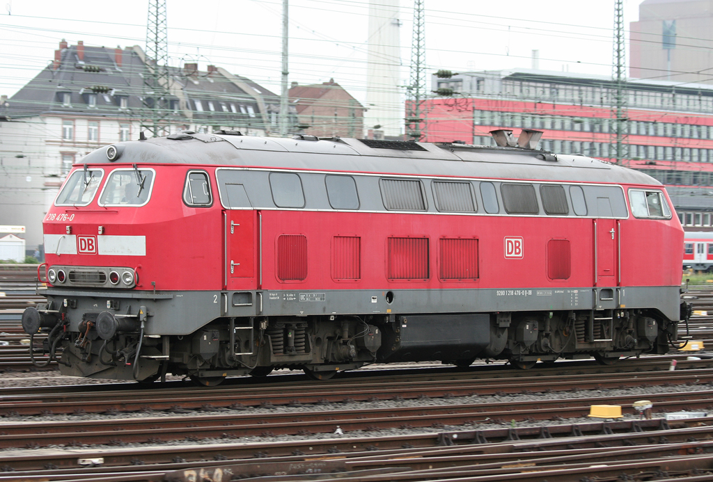 Die 218 476-0 rangiert durch Frankfurt a.M. HBF am 17.08.2010