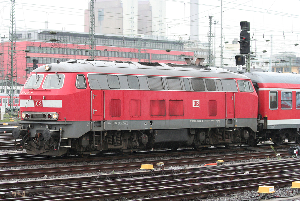 Die 218 476-0 zieht einen Fl�gelzug mit 218 102-2 nach Frankfurt a.M. HBF am 17.08.2010