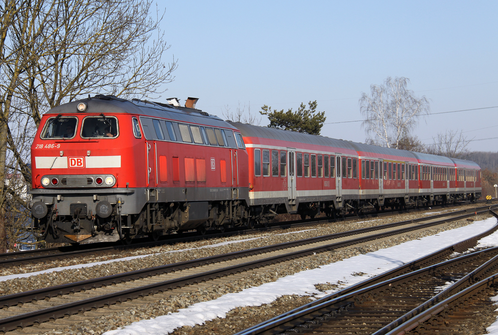 Die 218 486-9 mit RE von Mnchen nach Buchloe in Kaufering am 04.03.2013