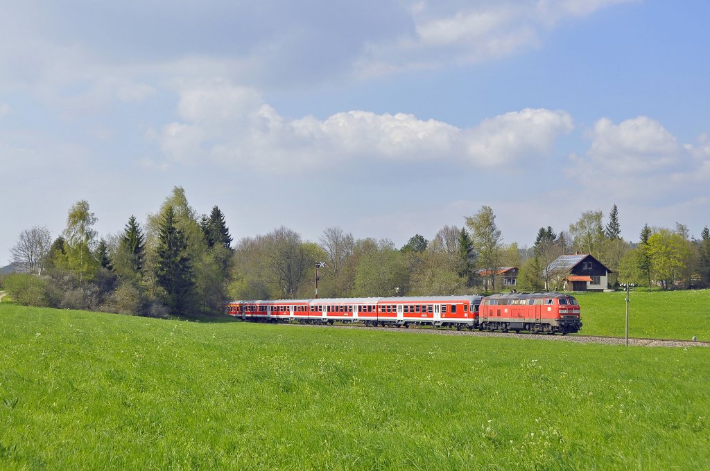 Die 218 487 hat soeben den Bahnhof Mnsingen verlassen und ist mit ihrem Sonderzug RE 28921 auf dem Weg in Richtung Ulm.Dort wird dem Zug eine E-Lok angehngt und er fhrt weiter nach Tbingen.Bild aufgenommen bei Mnsingen am 5.5.2013.