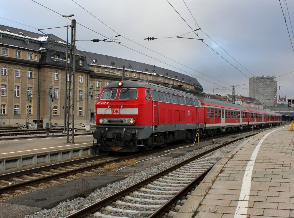 Die 218 492 mit einer RB am 01.12.2012 bei der Ausfahrt aus dem Mnchner Hbf.