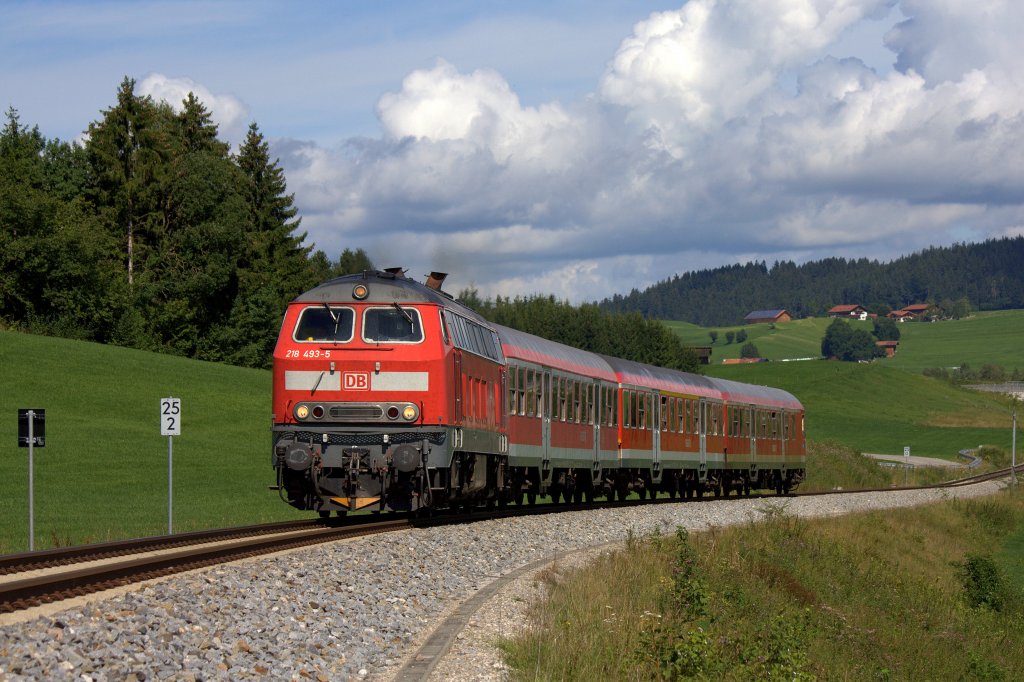 Die 218 493-5 am 07.08.2012 in Weizern-Hopferau mit ihrer RB nach Fssen.