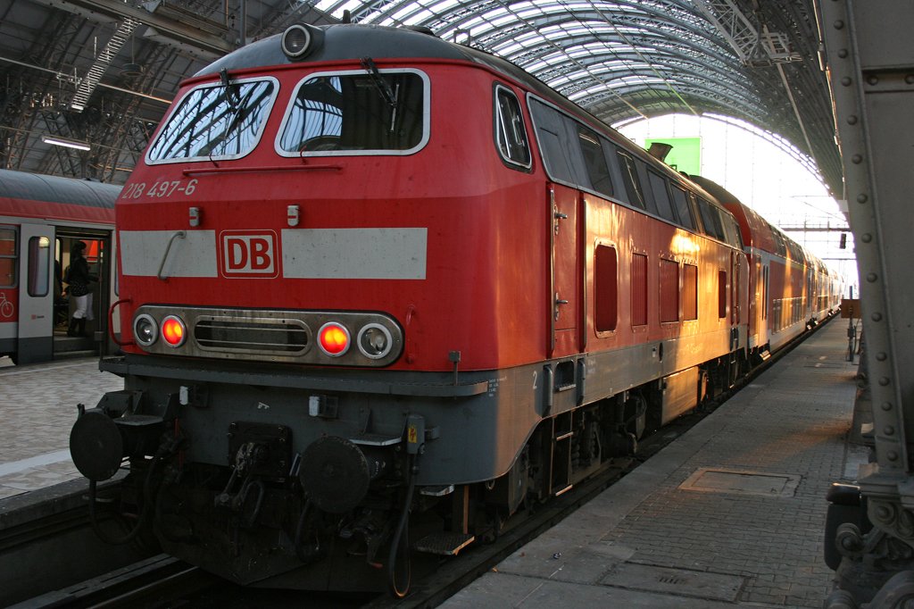 Die 218 497-6 steht mit Dostos als RB Verstrker in Farnkfurt HBF am 21.10.2009