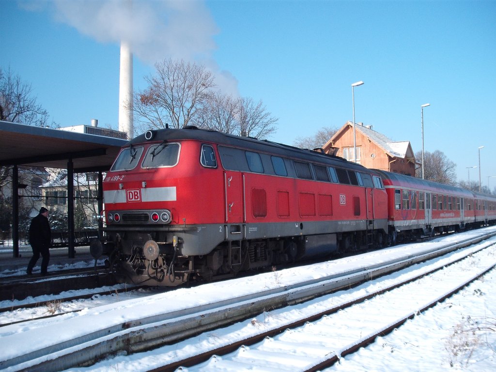 Die 218 499-2 hat mit ihrem Nahverkehrszug den Bahnhof Oberlenningen erreicht und ist bereit fr die Rckfahrt.