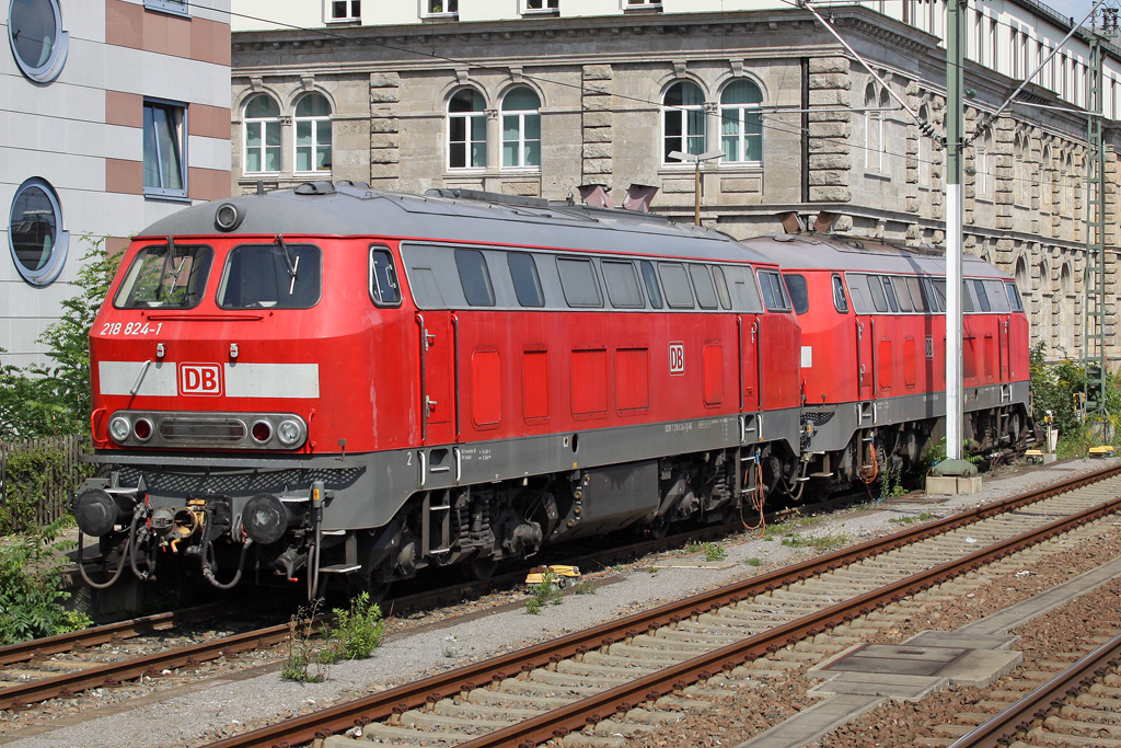 Die 218 824-1 und 218 xxx in Nrnberg Hbf am 22,08,10 