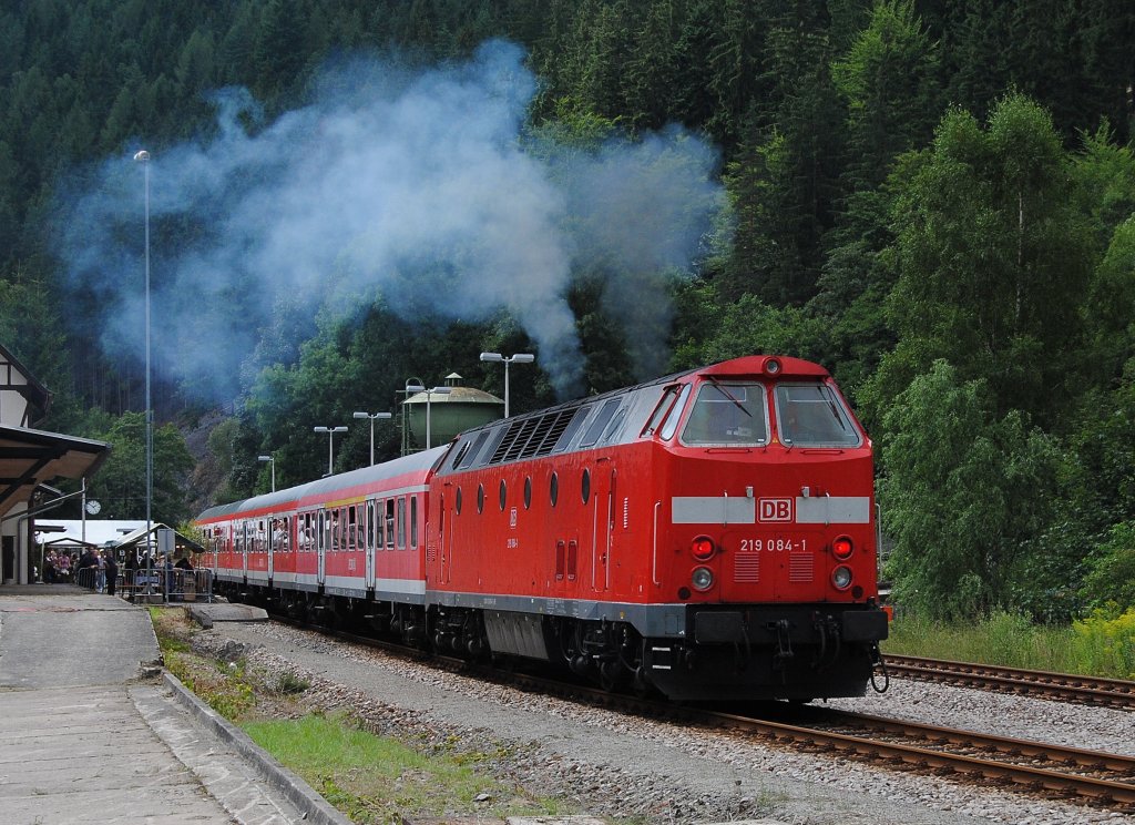 Die 219 084 verlies am 14.08.2010 mit ihrem Sonderzug den Bahnhof Sitzendorf-Unterweibach.

