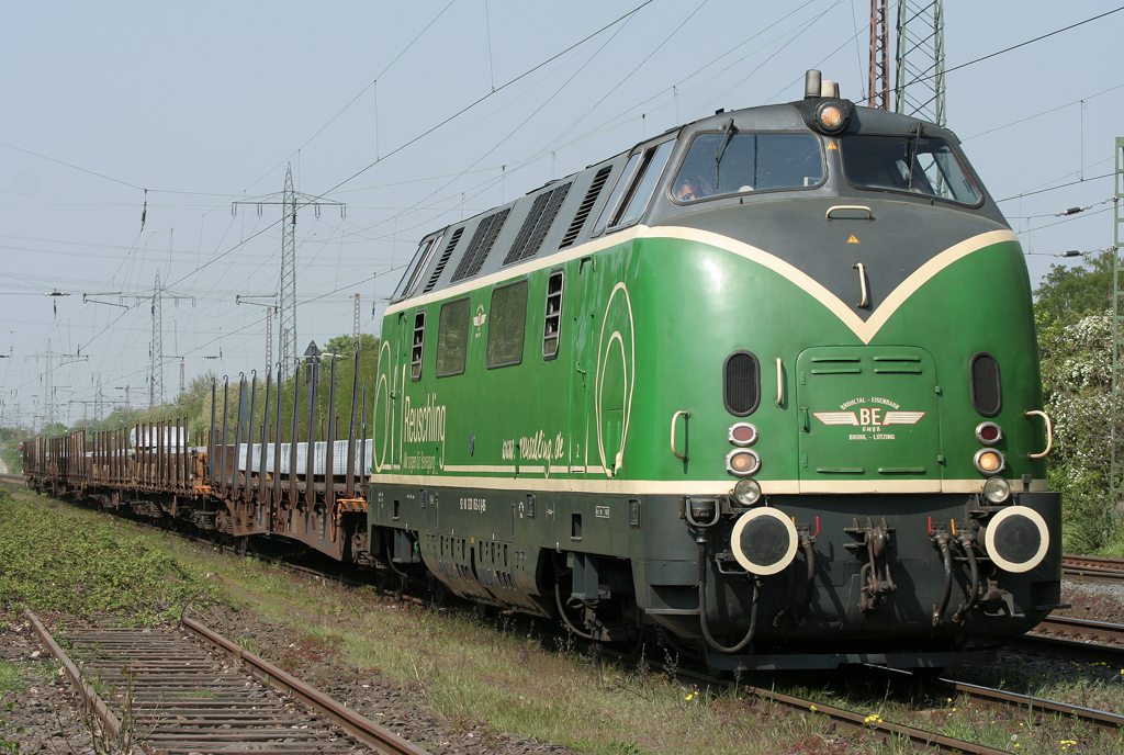 Die 220 053-3 der Brohltalbahn durchfhrt Ratingen Lintorf mit Brammen am 20.04.2011 Gru zurck!