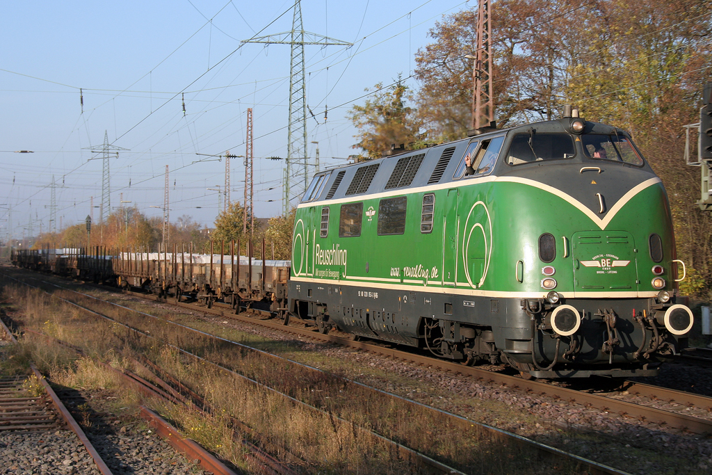Die 220 053-3 der Brohltalbahn zieht den Aluzug durch Ratingen Lintorf am 12.11.2011