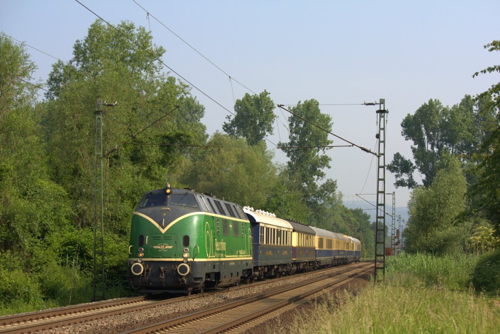 Die 220 053 der Brohltalbahn fuhr am 21.05.2011 mit einem Sdz durch Unkel.