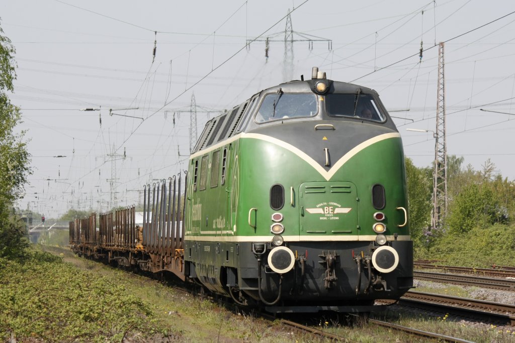 Die 220 053 fuhr am 20.03.2011 durch Ratingen Lintorf.