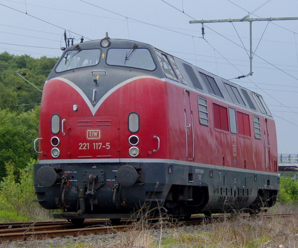 Die 220 117-5 stand am 29.05.2009 in Stolberg Hbf.
