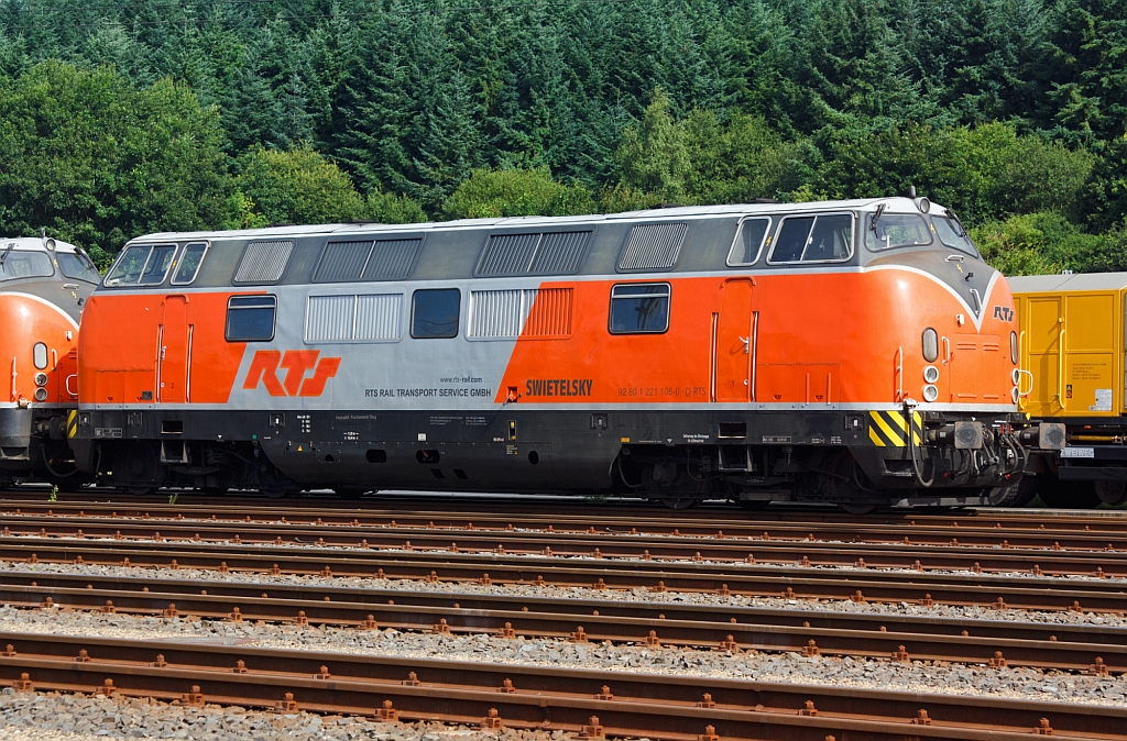 Die 221 105-0 der RTS Rail Transport Service abgestellt am 18.07.2012 im ICE Bahnhof Montabaur. 
Die V200.1 wurde 1963 bei Krauss-Maffei unter der Fabriknummer 18997 gebaut und als DB V200 105 ausgeliefert, 1968 wurde sie in 221 105-0 ungezeichnet, 1989 kam sie dann nach Griechenland als OSE A411, 2002 wieder nach Deutschland zur PEG und 2006 zur EBW als V270.08 . 
Die Baureihe V 200.1 ist eine Weiterentwicklung der Baureihe V 200.0. Von der Baureihe V 200.0 unterscheidet sich die V 200.1 im Wesentlichen durch die strkeren Antriebsmotoren von 2  1350 PS gegenber 2  1100 PS. Die Hchstgeschwindigkeit betrgt  140 km/h.
Diese Lok hier bekamm bei der EBW zwei noch strkere Motoren  mit 2 x 1.380 kW (2 x 1.875 PS = 3750PS).