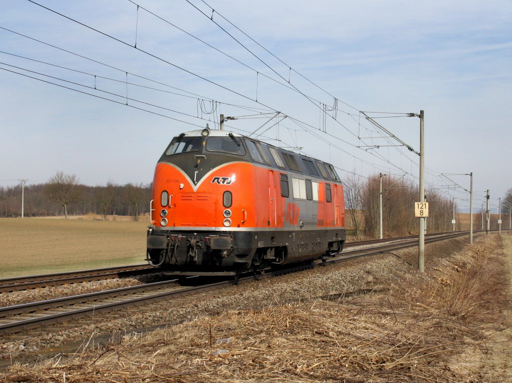 Die 221 134 am 12.03.2011 unterwegs bei Hagelstadt. 