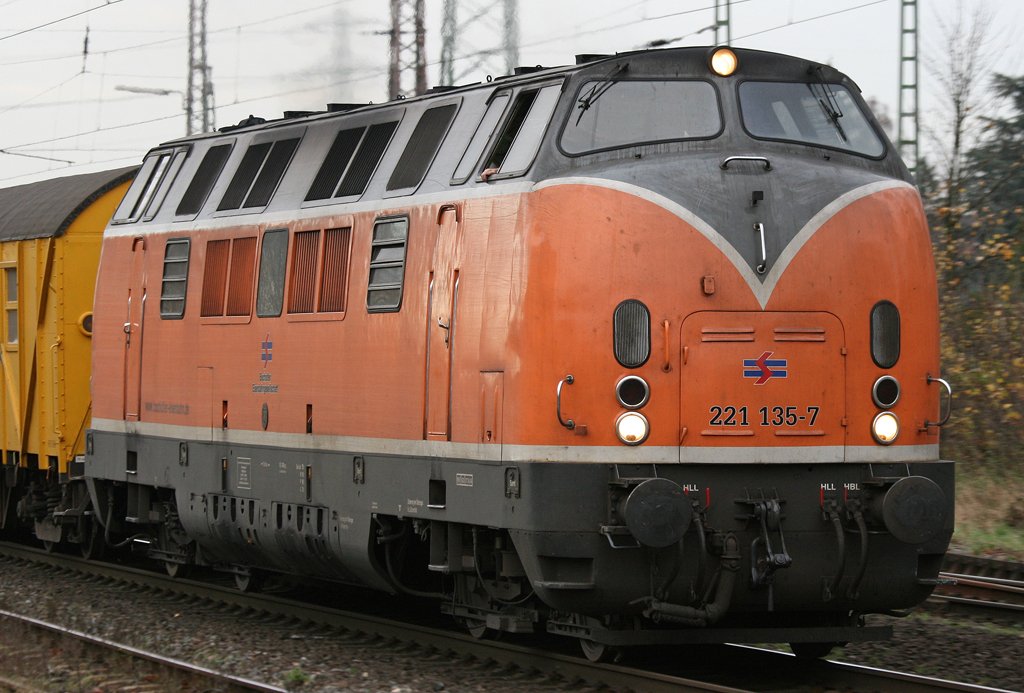 Die 221 135-7 der Bochholter Eisenbahn dieselt mit einem Bauzug durch Ratingen Lintdorf am 21.11.2009
