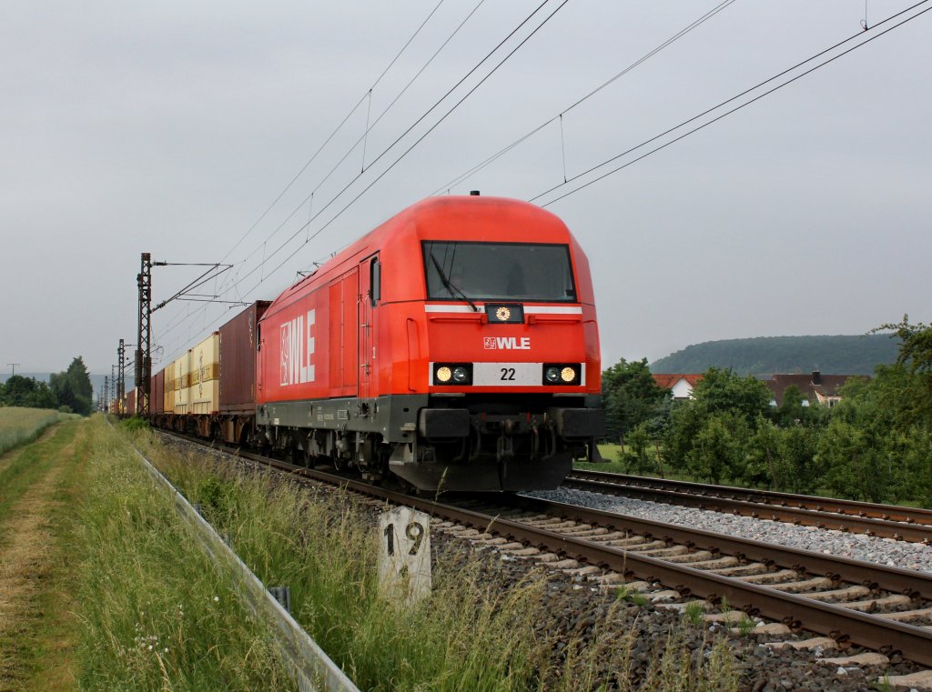 Die 223 056 mit einem Containerzug am 02.06.2012 unterwegs bei Himmelstadt.