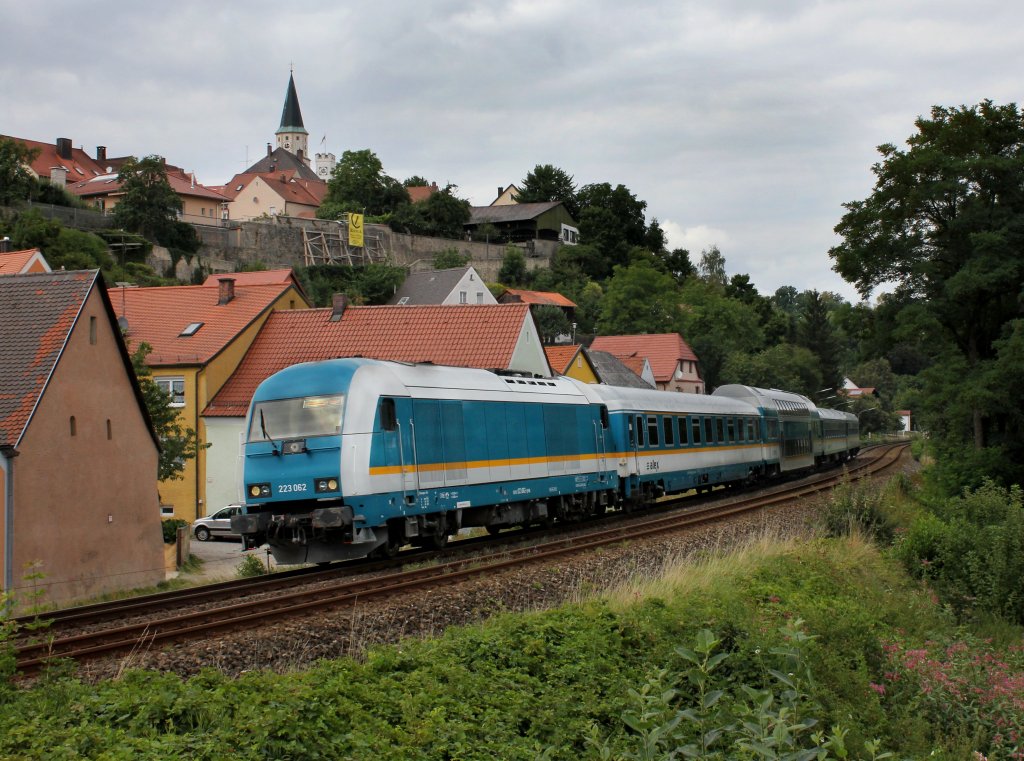 Die 223 062 mit einem ALEX nach Mnchen am 11.08.2012 unterwegs bei Nabburg.