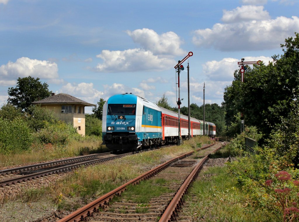 Die 223 064 mit einem Leerreisezug nach Amberg am 12.08.2012 bei der Durchfahrt in Hiltersdorf.