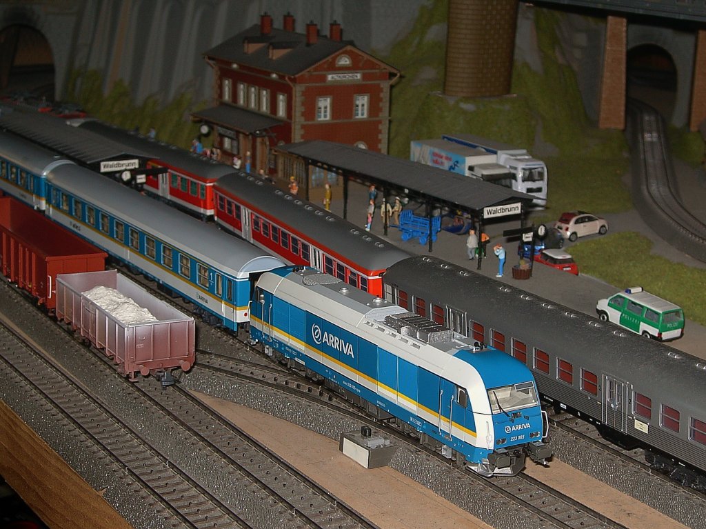 Die 223 065 mit dem ALEX 353 bei einem Zwischenhalt im Bahnhof. 