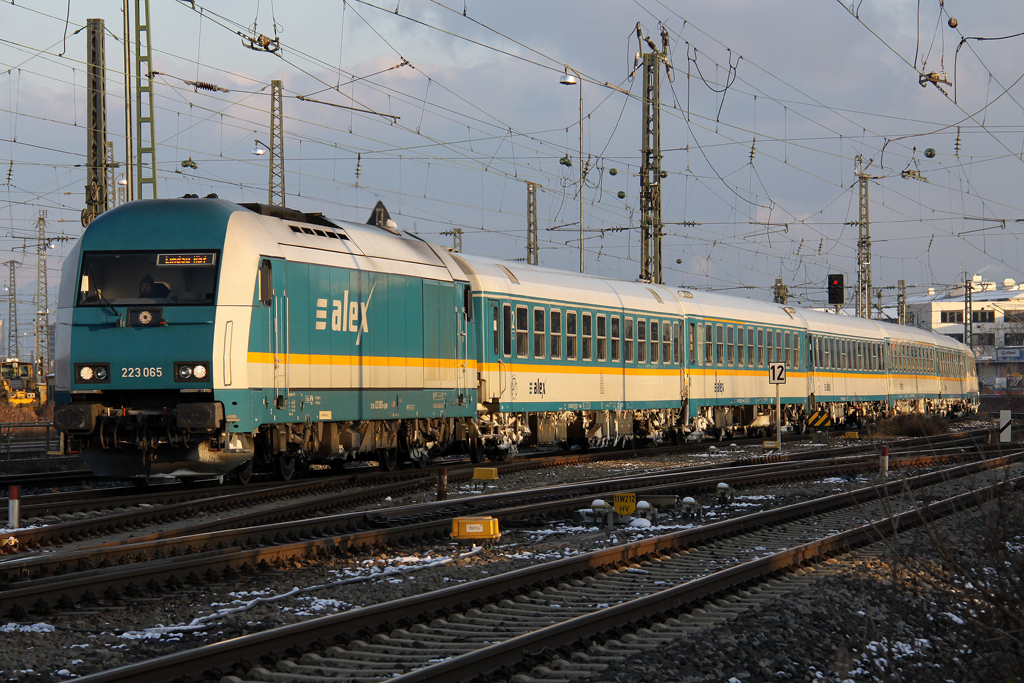Die 223 065 mit dem Alex von Mnchen Hbf nach Lindau bei der Einfahrt in Pasing am 30.11.2012
