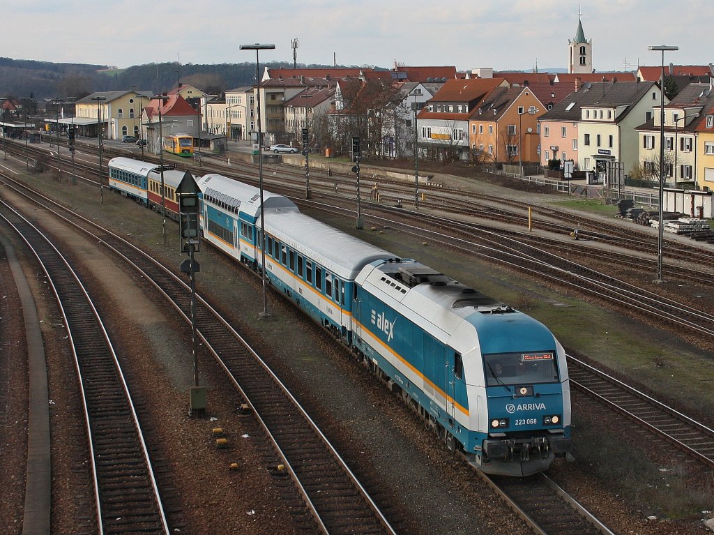 Die 223 068 am 02.04.2010 mit einem ALEX bei der Ausfahrt aus Schwandorf. 