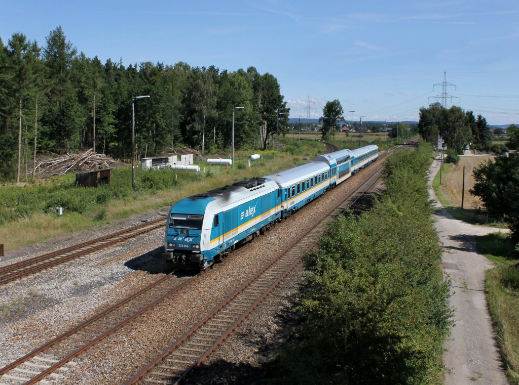 Die 223 069 mit einem ALEX nach Mnchen am 12.08.2012 bei der Durchfahrt in Irrenlohe.
