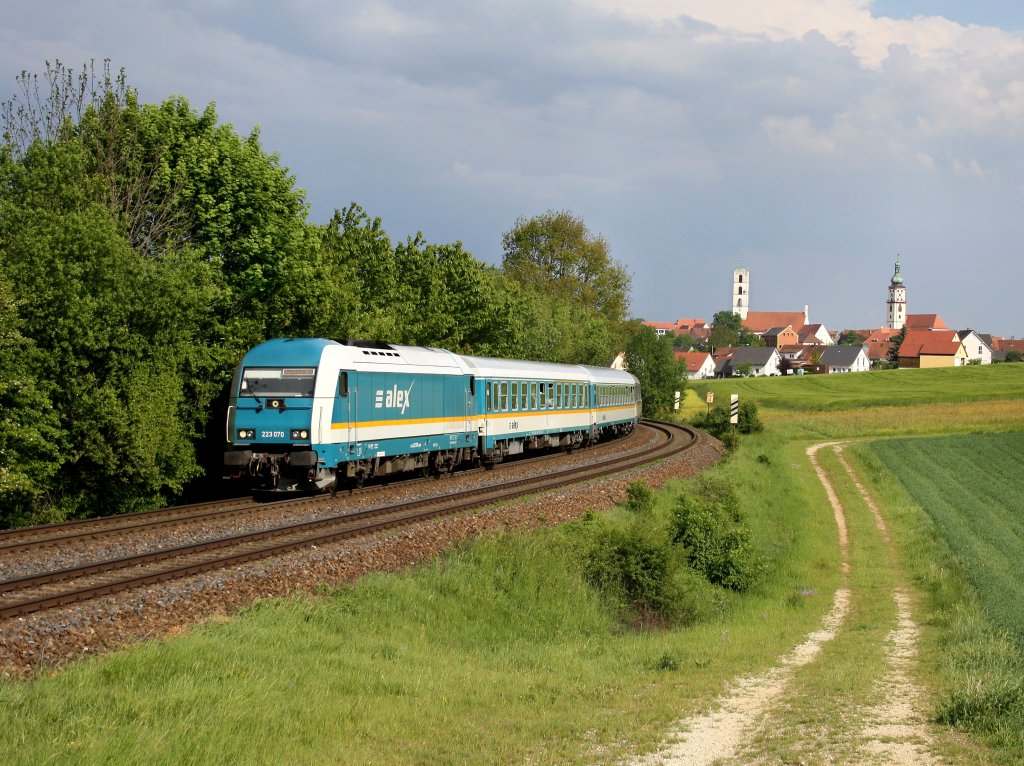 Die 223 070 mit einem ALEX nach Nrnberg am 21.05.2011 unterwegs bei Sulzbach-Rosenberg. 