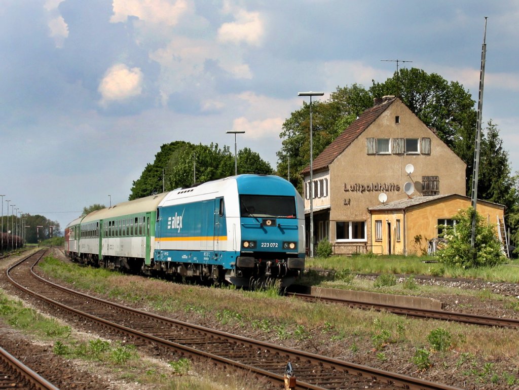 Die 223 072 mit einem ALEX nach Prag am 21.05.2011 bei der Durchfahrt in Luitpoldhtte. 