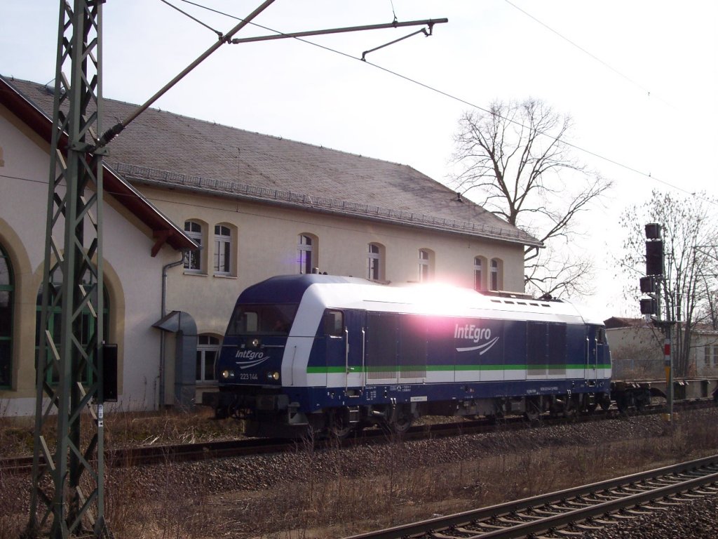 Die 223 144 fhrt am 03.03.2012 in Werdau ein.