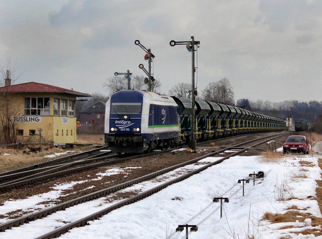 Die 223 152 mit einem Schttgutwagenzug am 20.02.2012 bei der Ausfahrt aus Tling.