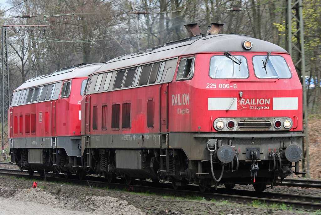 Die 225 006-6 & 225 028-0 fahren Lz in DT durch Duisburg Neudorf am 09.04.2010