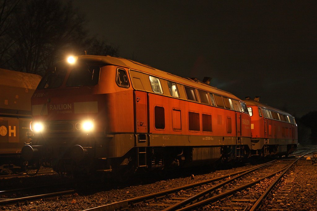 Die 225 006-6 und 225 099-1 in Dornap-Hahnenfurth . am 18,11,09