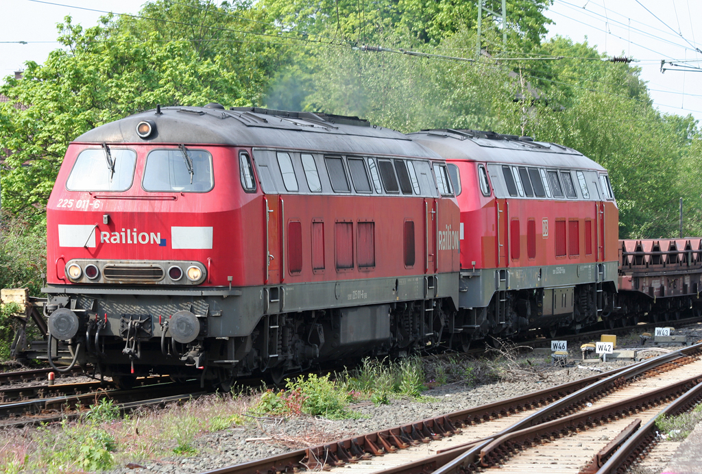 Die 225 011-6 & 225 029-8 dieseln durch Krefeld HBF am 15.05.2010