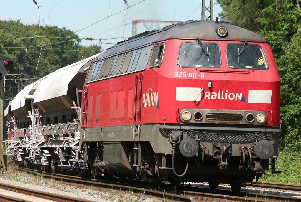 Die 225 011-6 dieselt durch Duisburg Neudorf am 07.07.2010