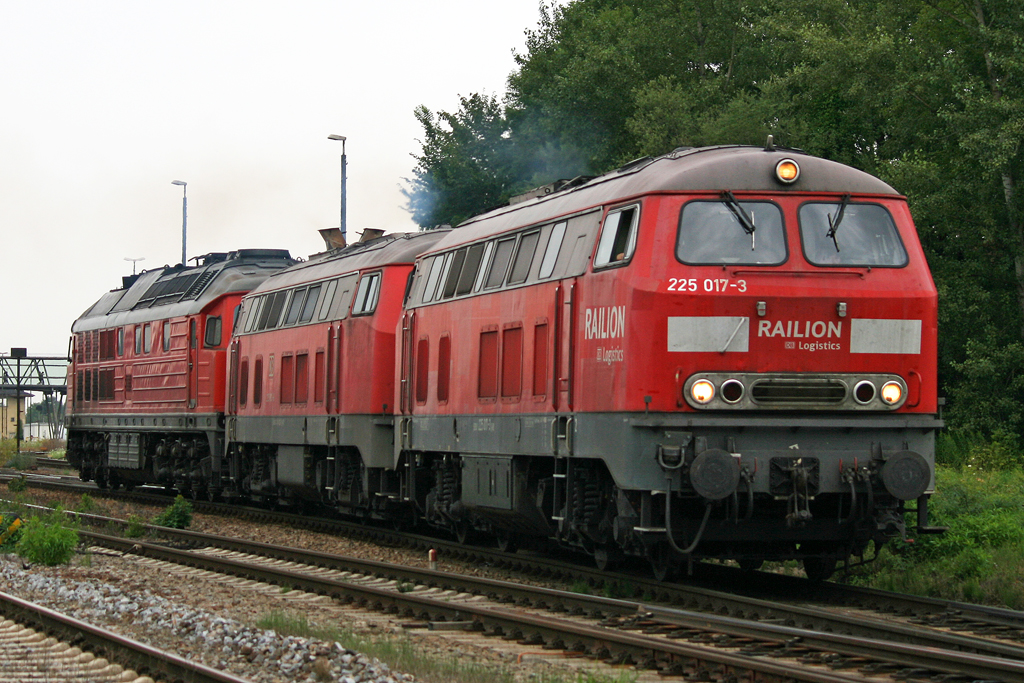 Die 225 017-3 mit einen Lokzug richtung Wackerwerke in Mhldorf am 02,08,10