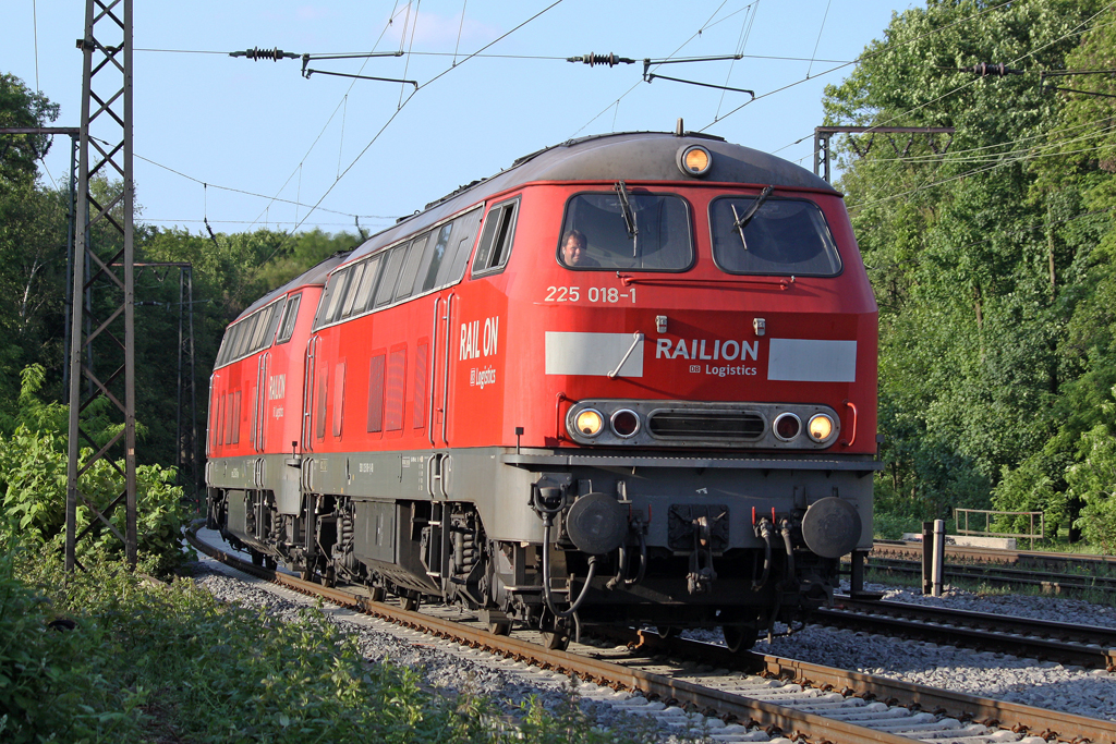 Die 225 018-1 in Duisburg Neudorf am 28,05,10