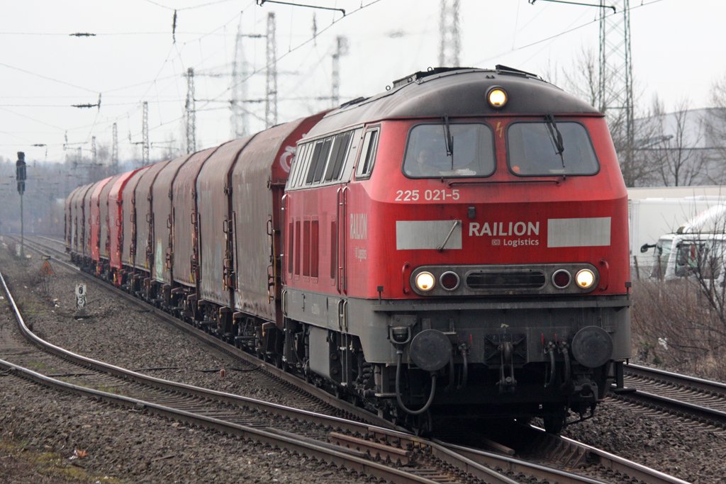 Die 225 021-5 in Ratingen Tiefenbroich am 19,02,10