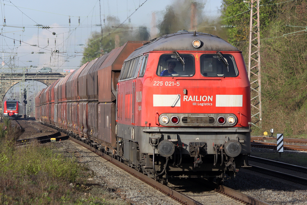 Die 225 021-5 in Wuppertal Vohwinkel am 22,04,10