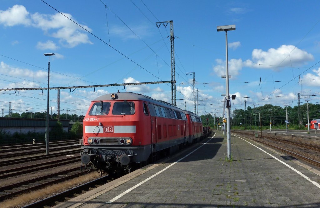 Die 225 023-1 fuhr am 21.07.2012 mit einer weiteren 225 und einem Gterzug durch Wanne-Eickel Hbf.