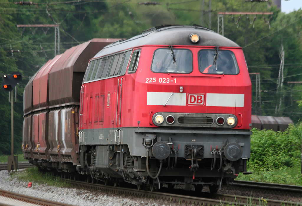 Die 225 023-1 zieht einen Gz durch Duisburg Neudorf am 25.05.2010