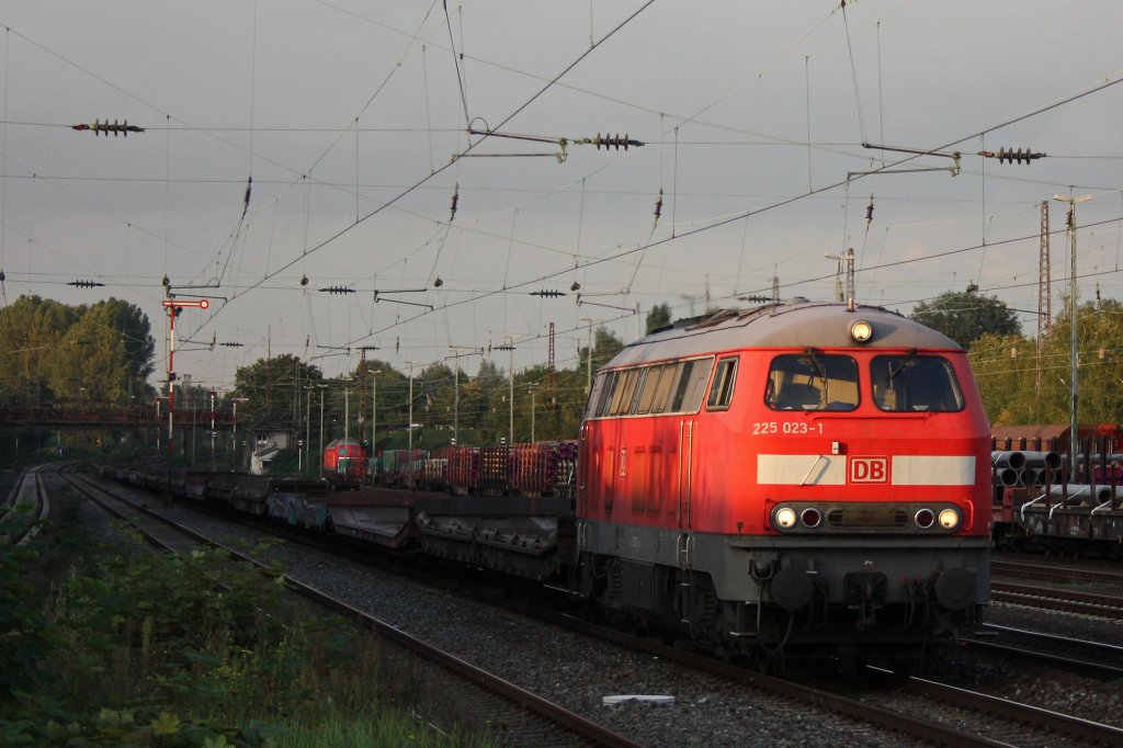 Die 225 023 zieht am Abend des 22.9.11 einen leeren Autozug durch Dsseldorf-Rath.