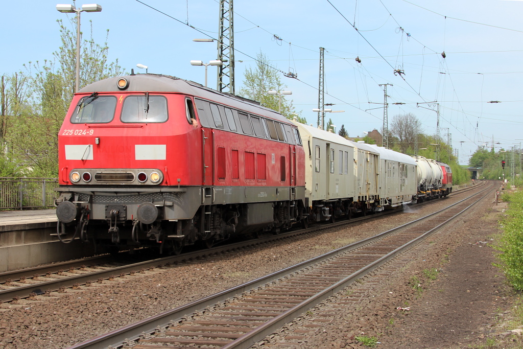 Die 225 024-9 zieht und die 225 020-7 schiebt einen  Pflanzenex-Express  durch Recklinghausen Hbf. 30.04.2012.