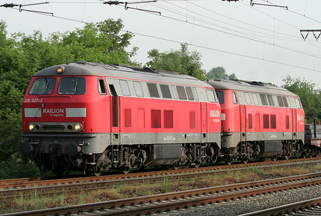 Die 225 027-2 und 225 117-1 ziehen in Doppeltraktion Brammen durch Duisburg neudorf am 10.05.2011