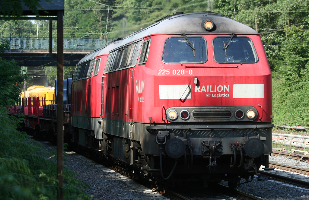 Die 225 028-0 & 225 113-8 ziehen in DT einen Gz durch Duisburg Neudorf am 08.07.2010