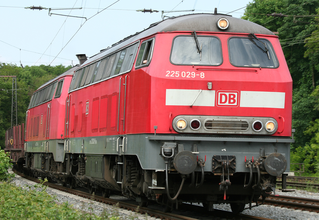 Die 225 029-8 & 225 099-1 dieseln durch Duisburg Neudorf am 25.05.2010