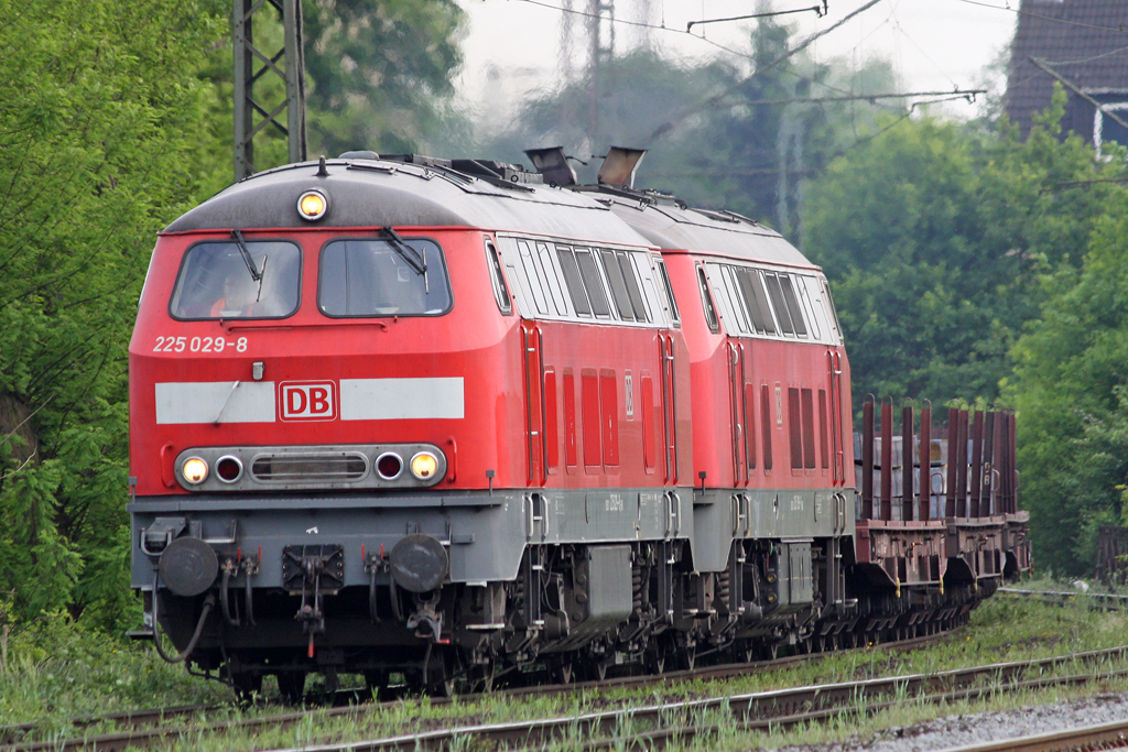 Die 225 029-8 in Duisburg Neudorf am 25,05,10